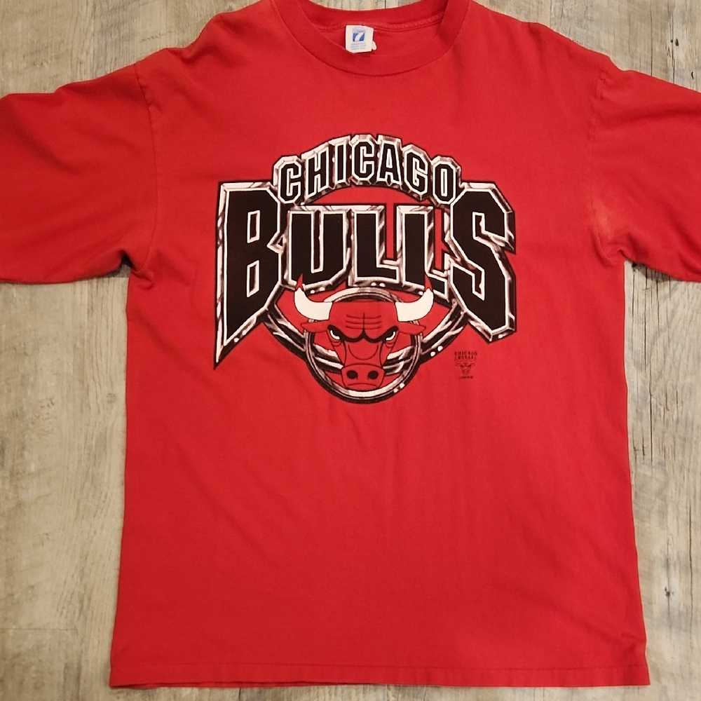 LOGO 7 Chicago Bulls Red Graphic Tee